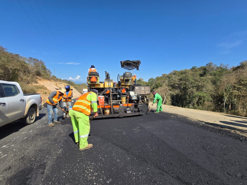 Supervisan modernización de carretera Pochutla-Huatulco
