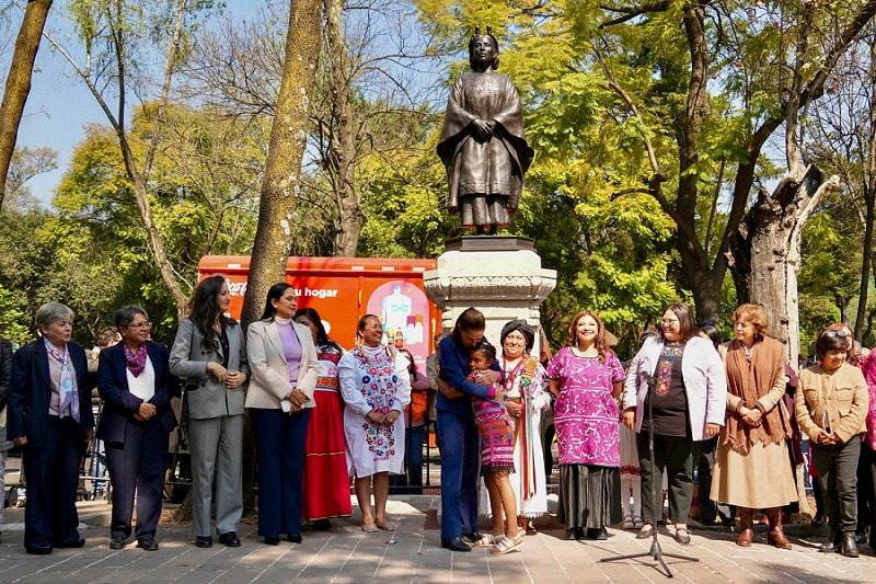 Sheinbaum devela esculturas de ancestras en Reforma