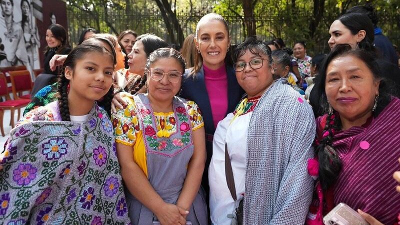 Sheinbaum devela esculturas de ancestras en Reforma