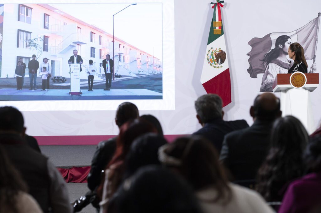 Entregan 128 viviendas en Sonora y QRoo