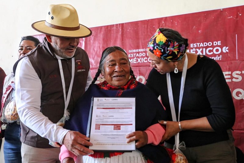 Gobierno del Edoméx entrega apoyos a productores afectados por siniestros