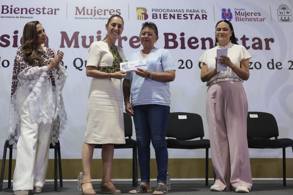 Sheinbaum entrega Pensión Mujeres en Quintana Roo