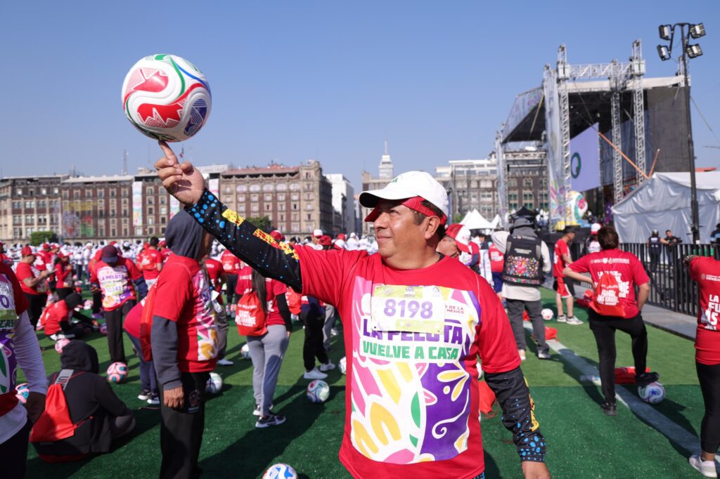 Zócalo logra la clase de fútbol más grande del mundo