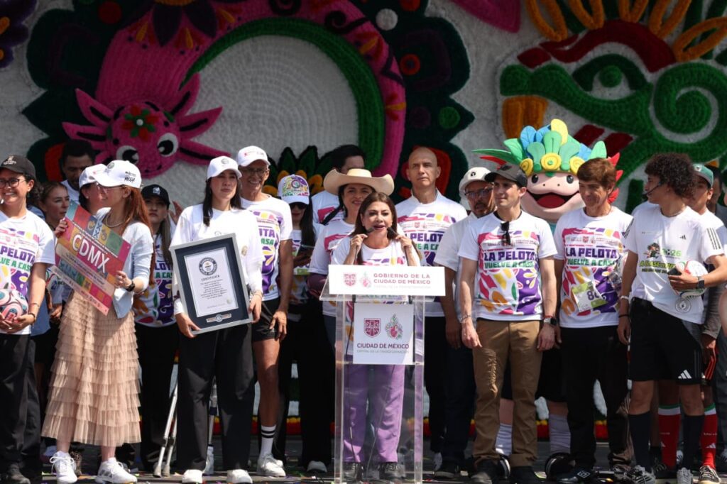 Zócalo logra la clase de fútbol más grande del mundo