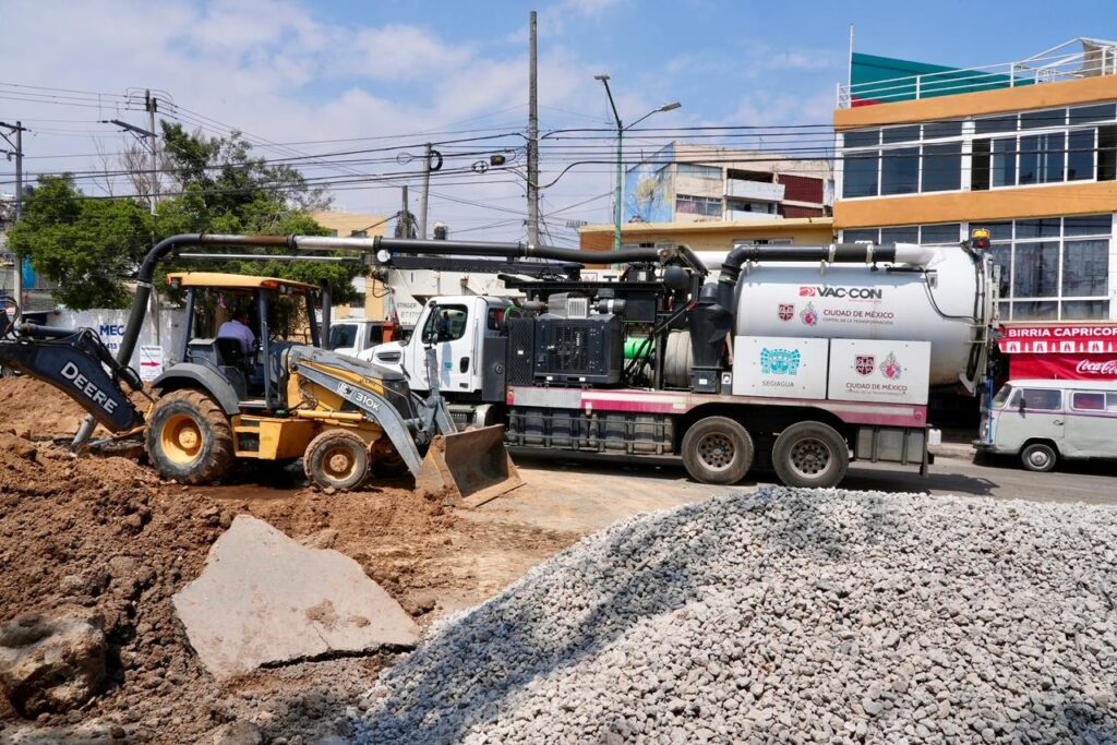 Reparan tubería dañada en Pedregal de Santa Úrsula