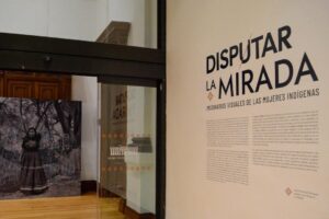 Tejiendo historias: arte, identidad y comunidad