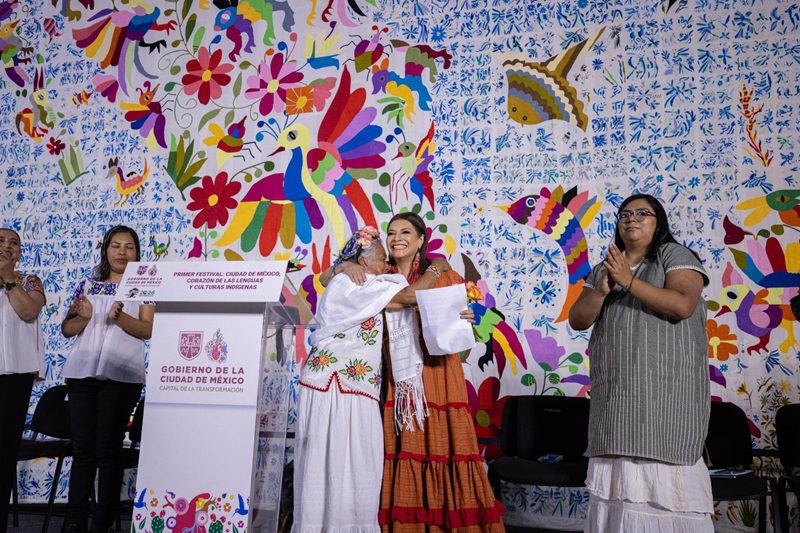 Celebran festival de lenguas indígenas en el Zócalo capitalino