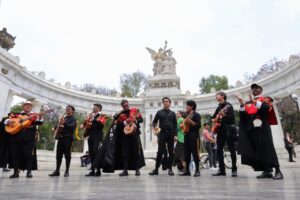 El funcionario explicó que el objetivo es recuperar tradiciones como las callejoneadas nocturnas, a través de la participación de estudiantinas