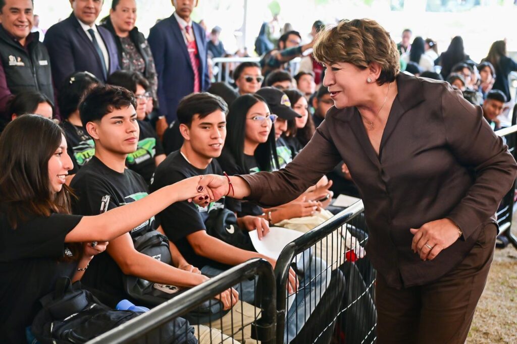 Delfina Gómez impulsa becas para jóvenes mexiquenses