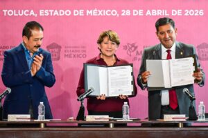 Delfina Gómez recibe pliegos del magisterio estatal