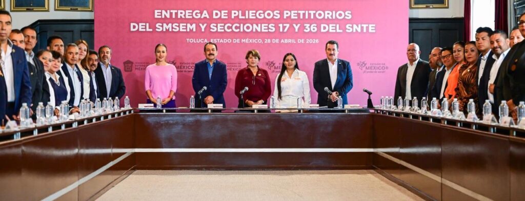Delfina Gómez recibe pliegos del magisterio estatal