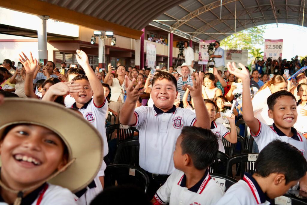 Sheinbaum impulsa becas para útiles escolares