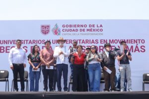Clara Brugada entrega beca de transporte a universitarios