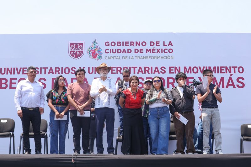 Clara Brugada entrega beca de transporte a universitarios