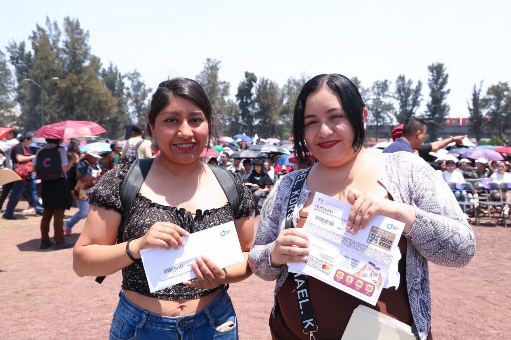 Clara Brugada entrega beca de transporte a universitarios