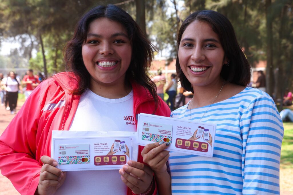 Clara Brugada entrega beca de transporte a universitarios