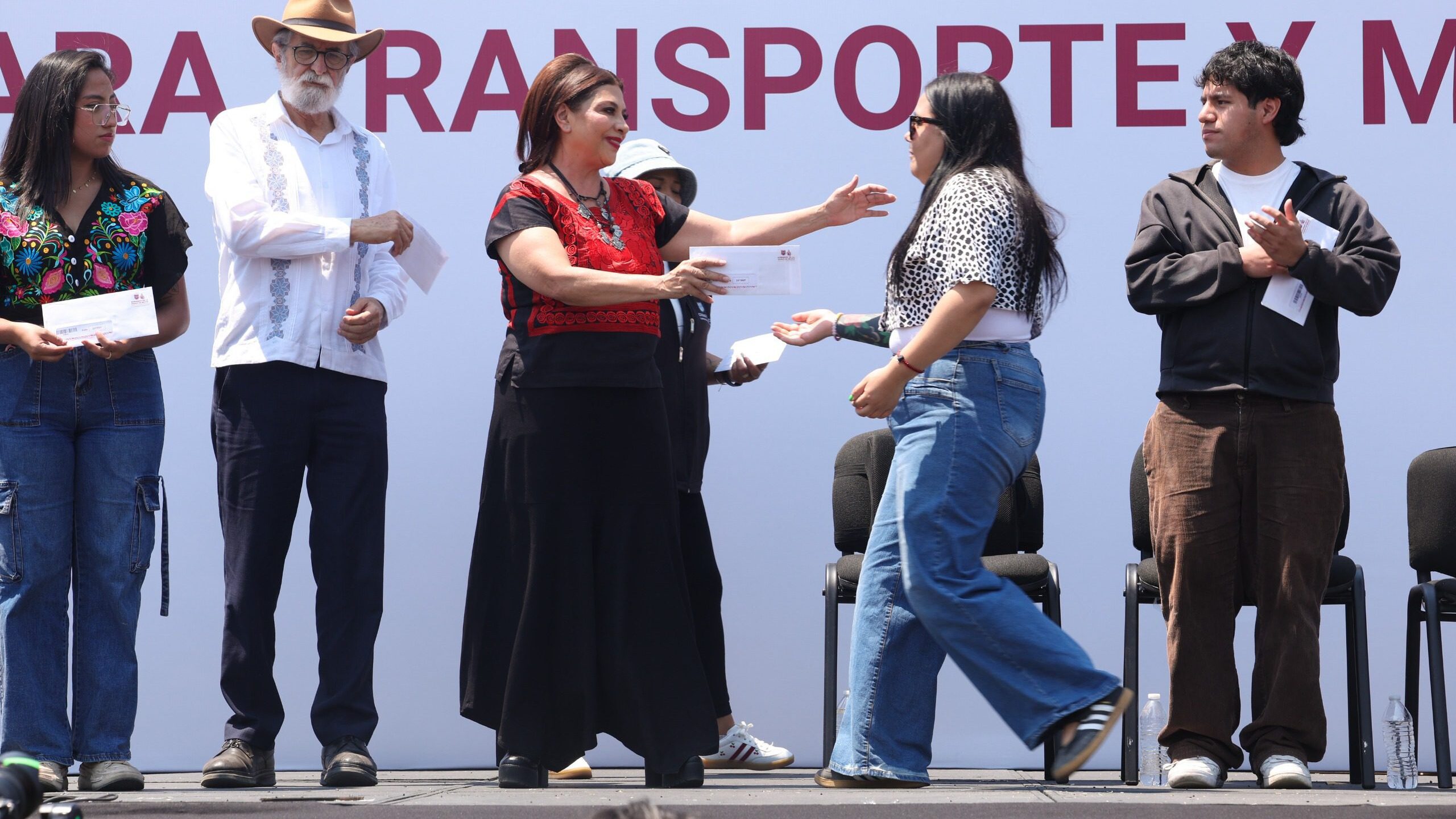 Clara Brugada entrega beca de transporte a universitarios