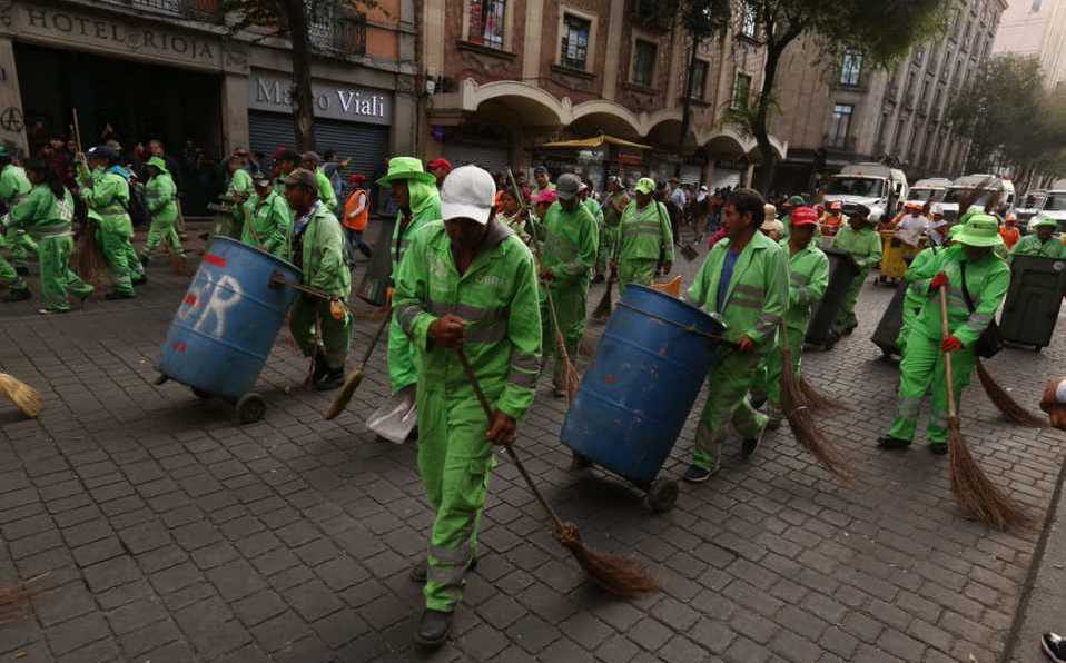 Exigen salario digno para trabajadores de limpia