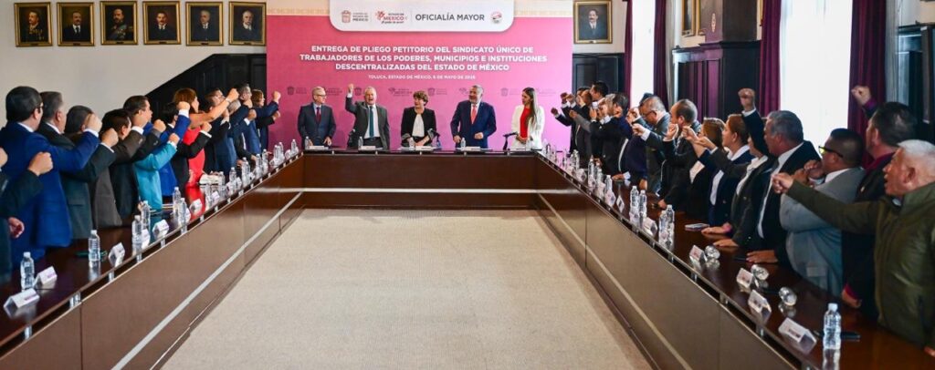 Delfina Gómez recibe pliego del SUTEYM