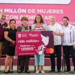 Delfina Gómez entrega tarjeta un millón de Mujeres con Bienestar