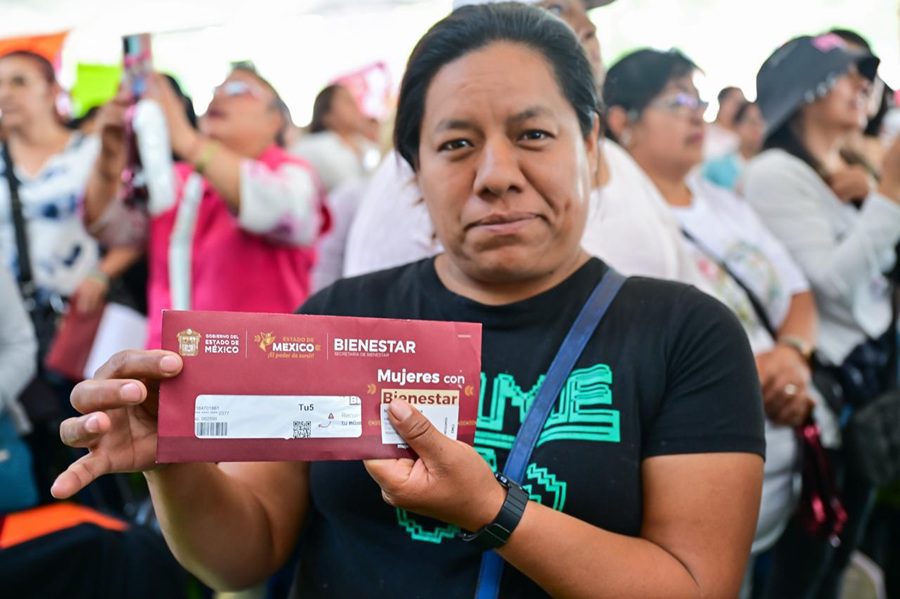 Delfina Gómez entrega tarjeta un millón de Mujeres con Bienestar