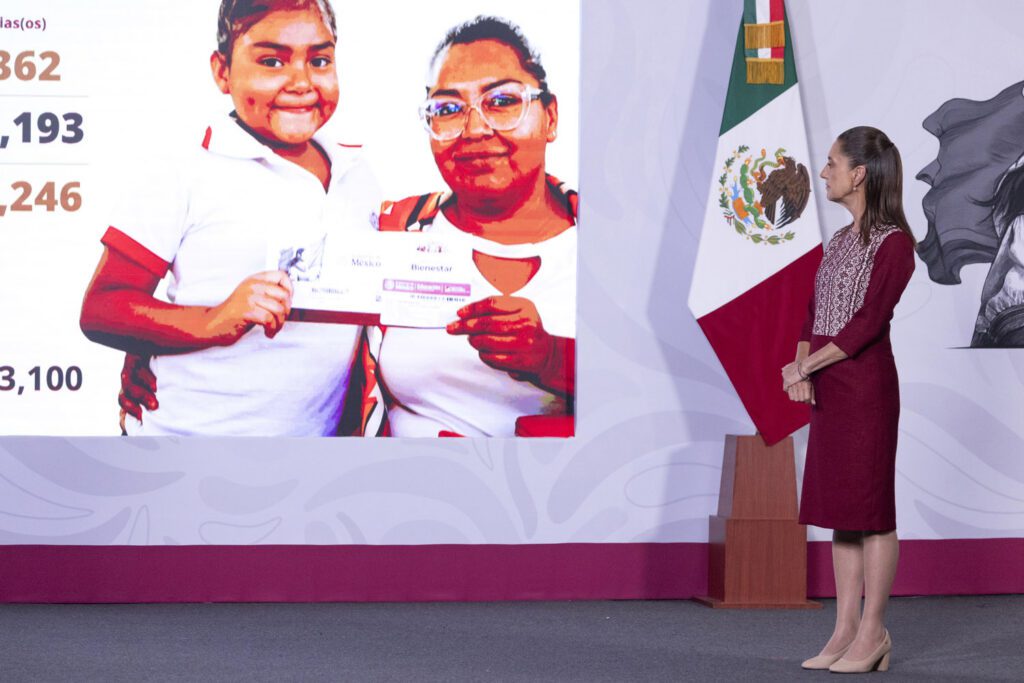 Becas universales benefician a 12.8 millones