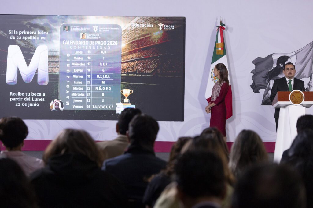 Becas universales benefician a 12.8 millones