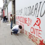 CNTE deja destrozos en Reforma y castiga a ciudadanos
