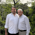 AMLO reaparece en fotografía junto a su hijo, tras meses fuera de la vida pública