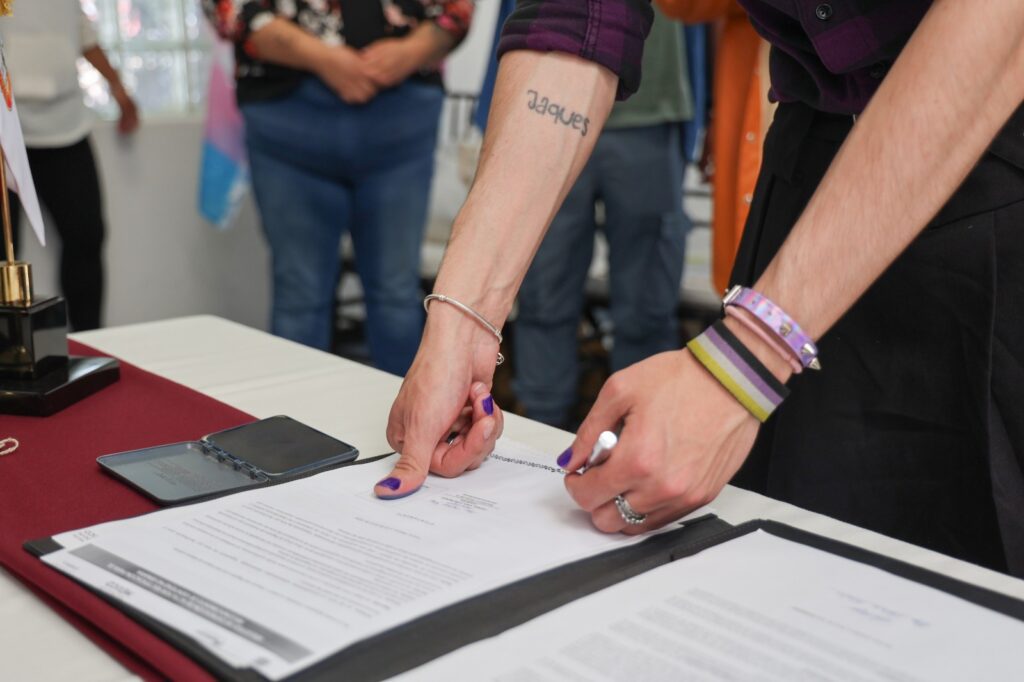 Estado de México emite primera acta no binaria