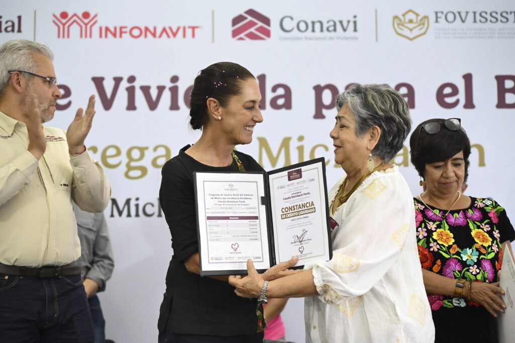 Sheinbaum entrega viviendas en Michoacán