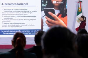 Sheinbaum impulsa consenso para regular redes digitales
