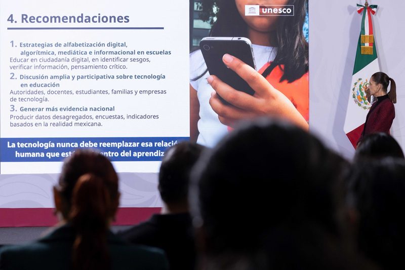 Sheinbaum impulsa consenso para regular redes digitales