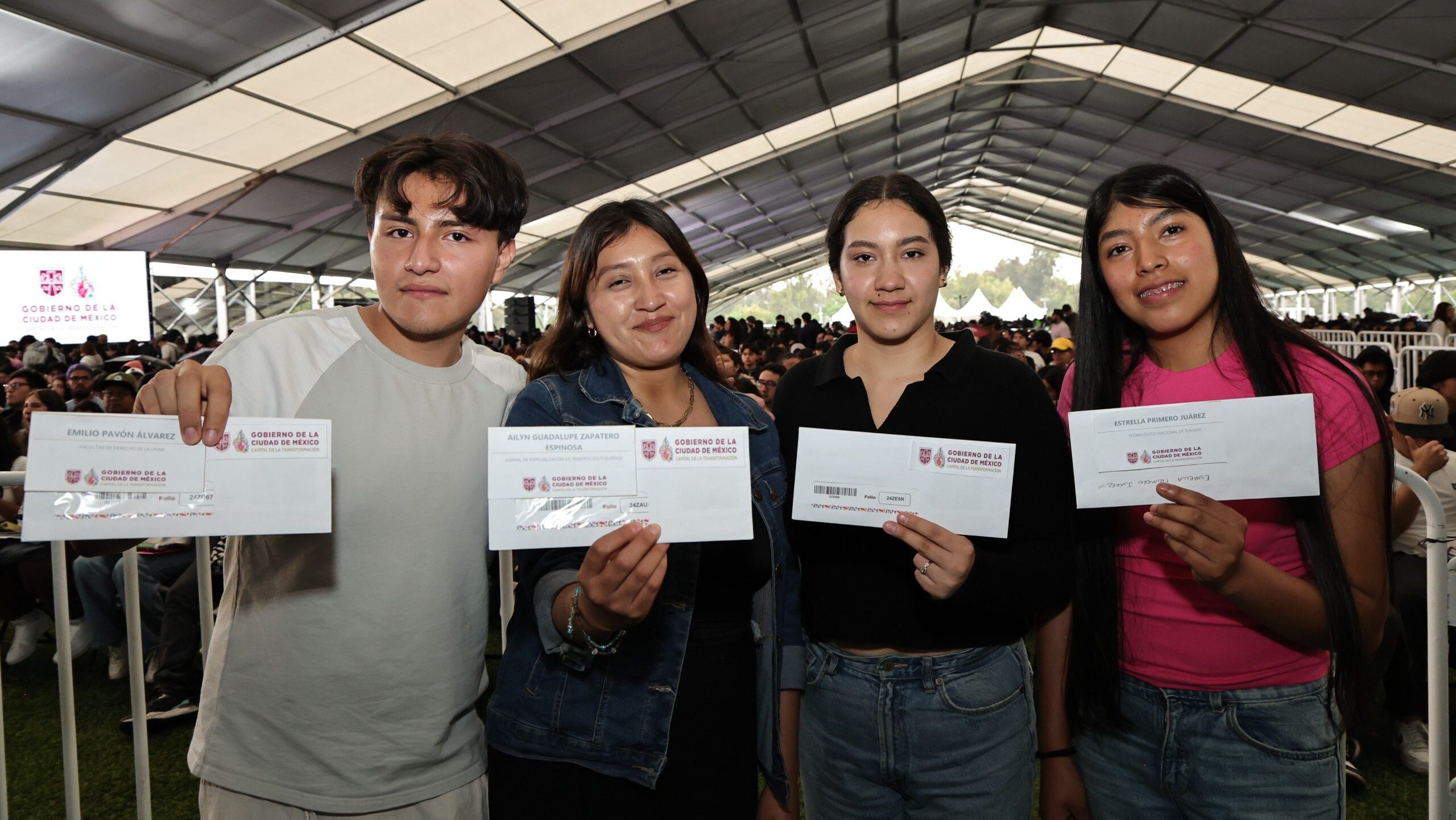 Brugada amplía beca universal para universitarios