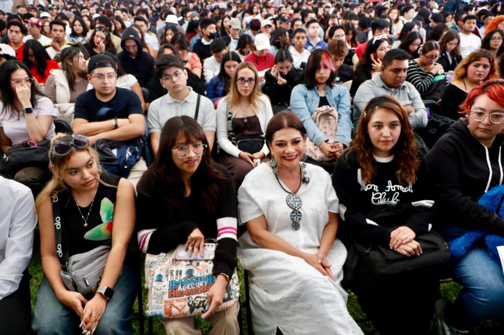 Brugada amplía beca universal para universitarios