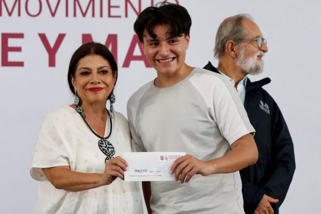 Brugada amplía beca universal para universitarios