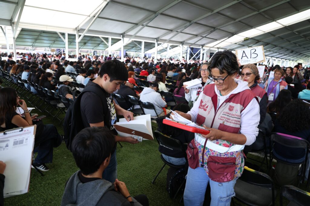 Brugada amplía beca para universitarios en CDMX