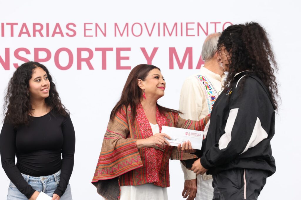 Brugada amplía beca para universitarios en CDMX