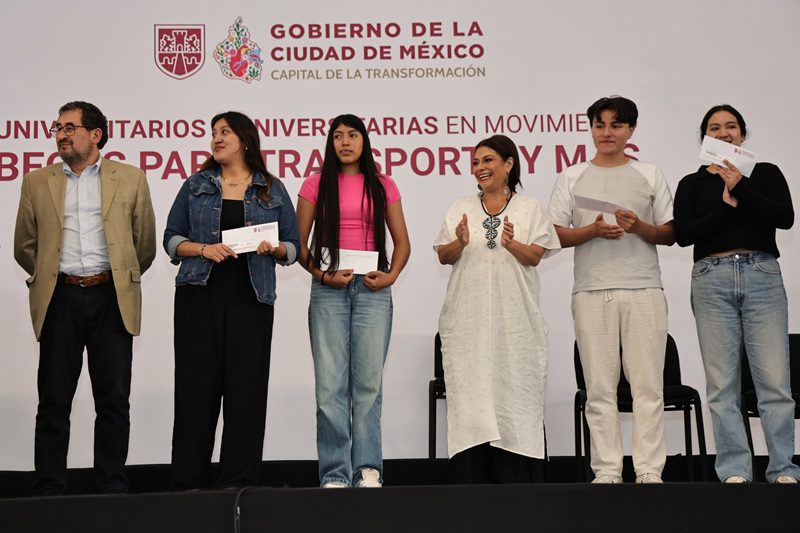 Brugada amplía beca universal para universitarios