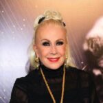 LAURA ZAPATA RECIBE HOMENAJE EN UCRANIA