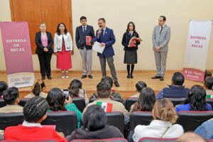Edoméx entrega becas a talentos académicos y deportivos