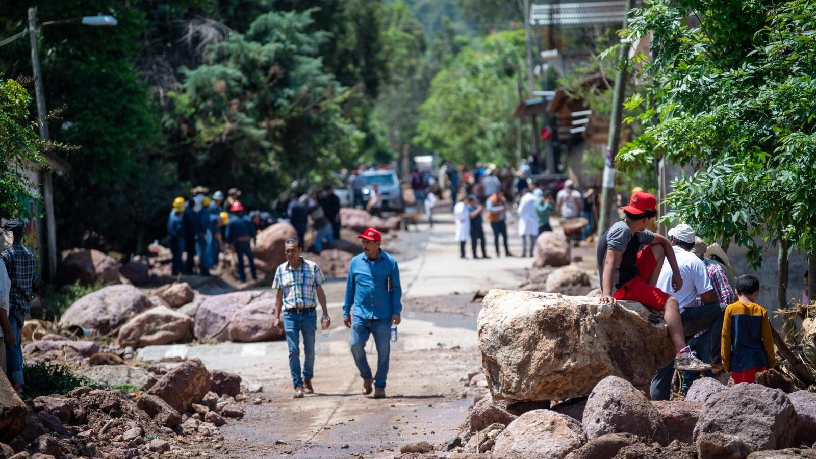 Temascaltepec recibe atención por deslave