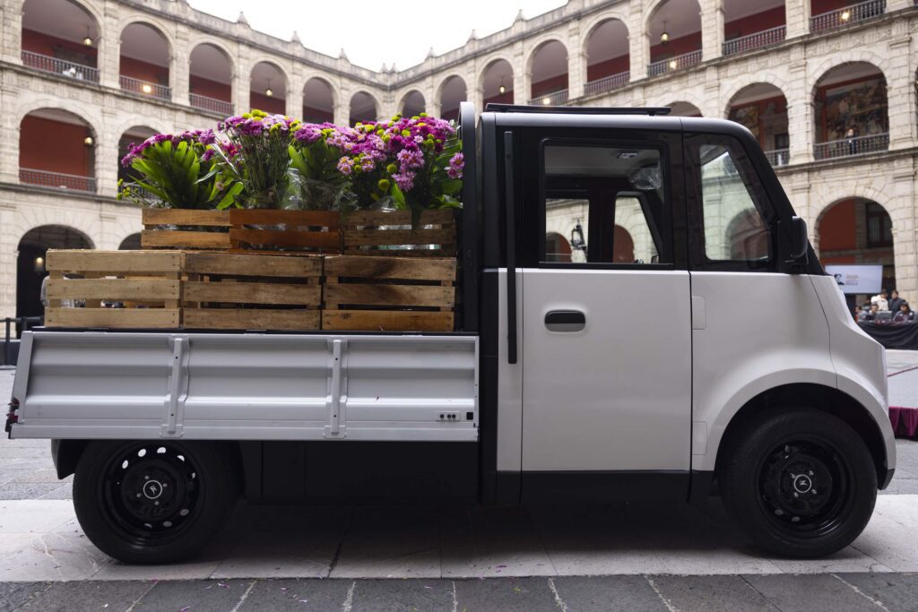 Sheinbaum presenta Olinia Carga, minivehículo eléctrico
