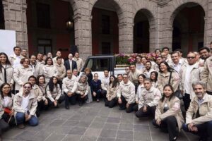 Sheinbaum presenta Olinia Carga, minivehículo eléctrico