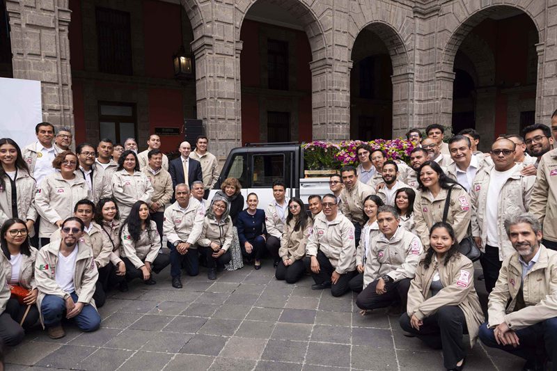 Sheinbaum presenta Olinia Carga, minivehículo eléctrico