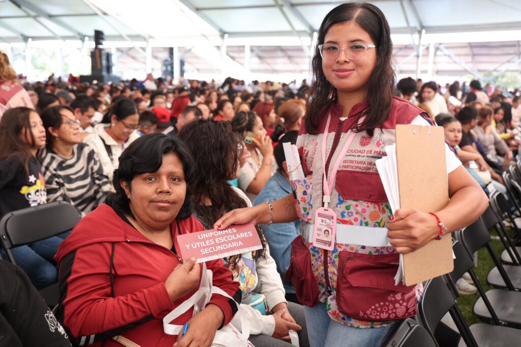 CDMX entrega más de 24 mil becas escolares