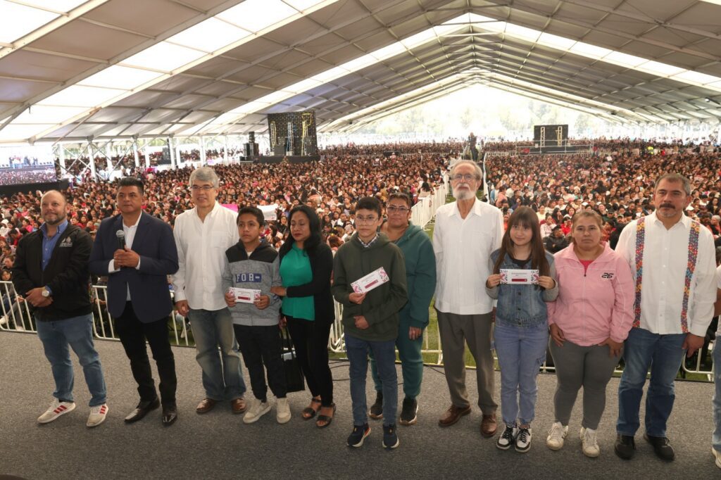 CDMX entrega más de 24 mil becas escolares