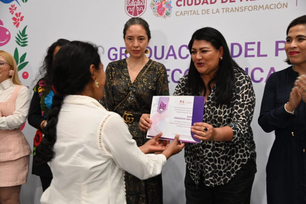 Mujeres se gradúan en Autonomía Económica