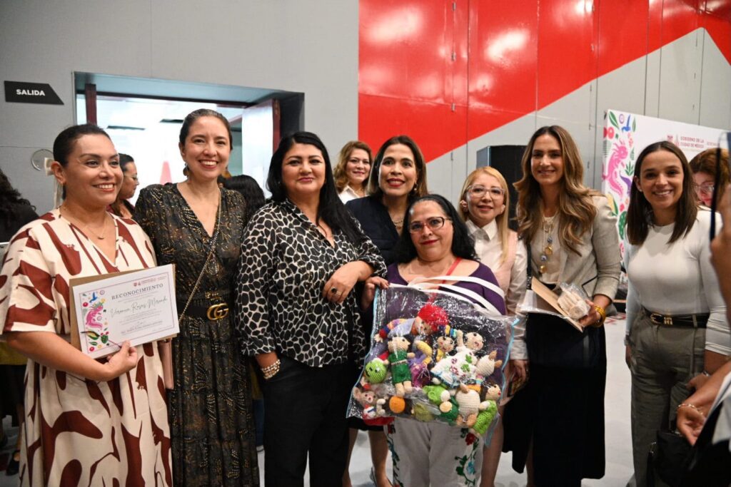 Mujeres se gradúan en Autonomía Económica