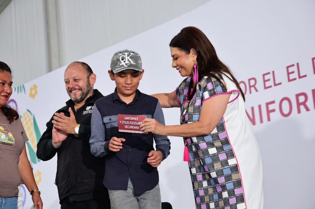 Brugada entrega apoyos para útiles y uniformes escolares